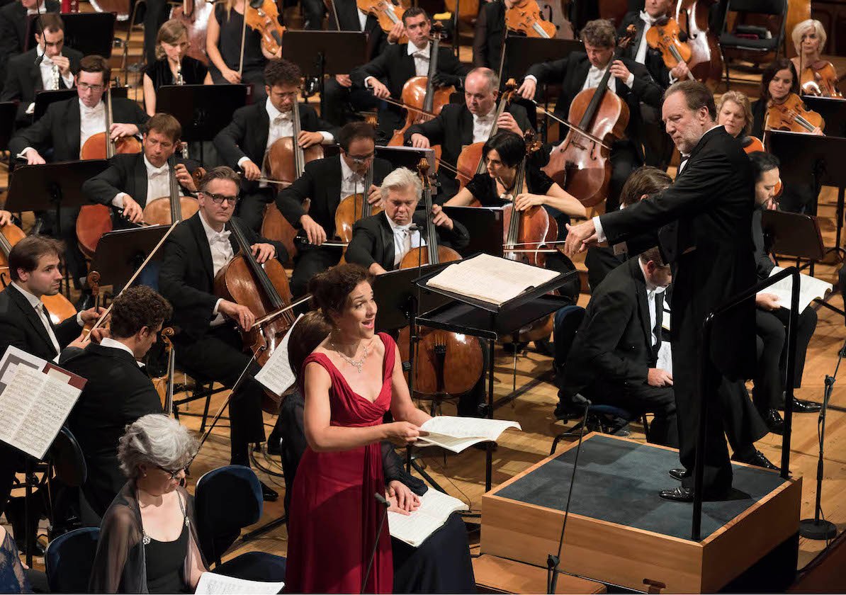 Das Lucerne Festival Orchestra unter der Leitung von Riccardo Chailly und unter Mitwirkung diverser Chöre und Solisten interpretiert Gustav Mahlers «Sinfonie der Tausend». 