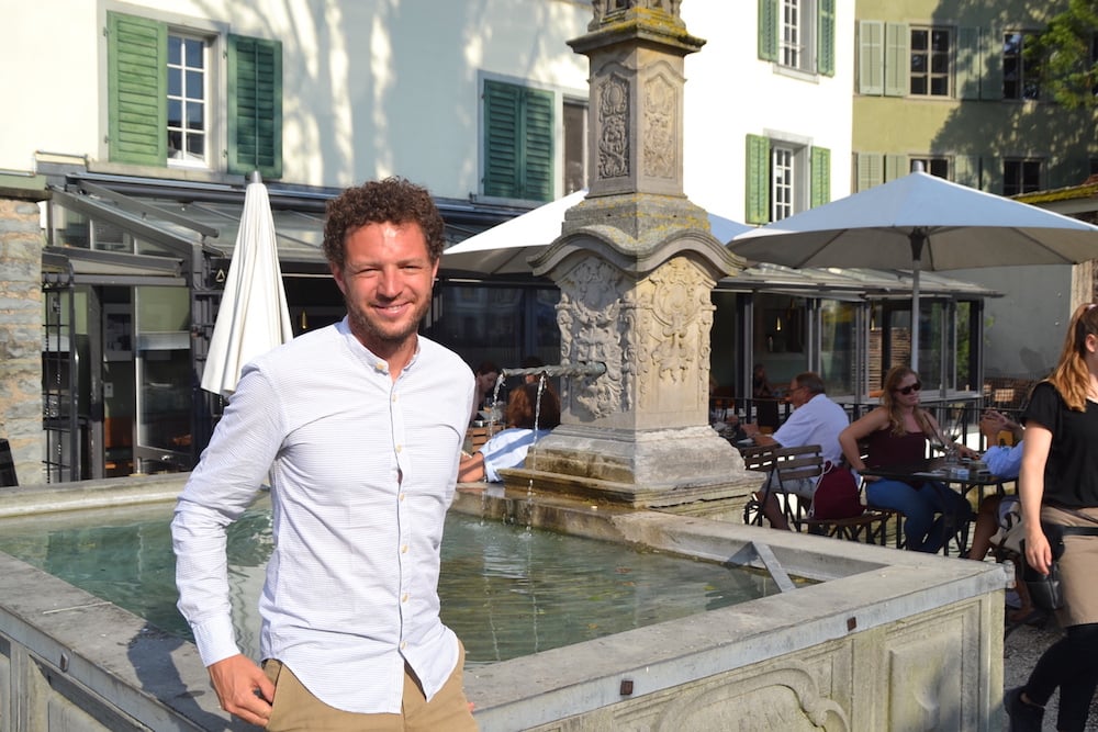 Samuel Vörös vor seinem Restaurant Mill'Feuille auf dem Luzerner Mühlenplatz.