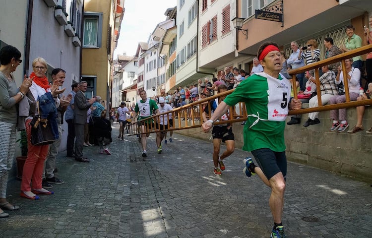 Hier war die Welt für kurze Zeit in Ordnung. Die Läufer am diesjährigen Chriesisturm. (Bild: IG Zuger Chriesi)