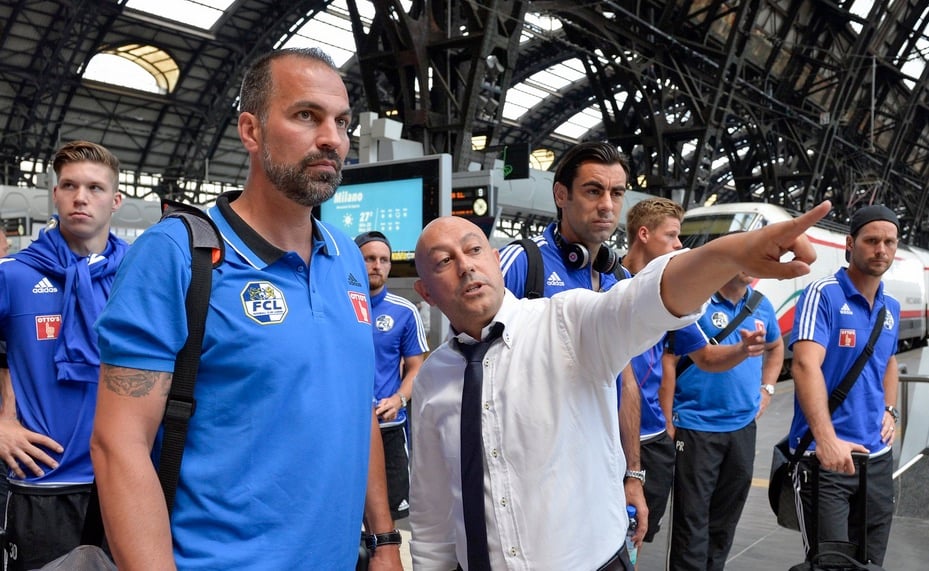 Trainer Markus Babbel und Team Manager Dante Carecci (Luzern) mit den Spielern diesen Mittwoch im Bahnhof von Mailand (Bild: Martin Meienberger/freshfocus)