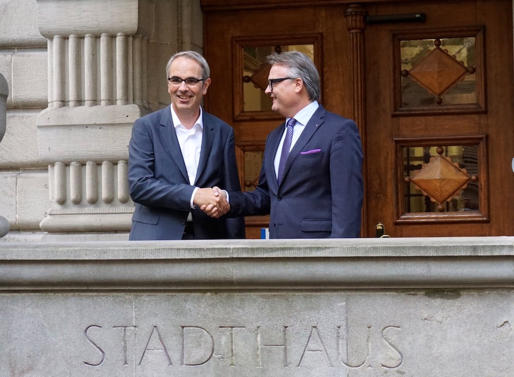 Amtsübergabe im Stadthaus: Stefan Roth (rechts) übergibt sein Büro dem neuen Stadtpräsidenten Beat Züsli (links).