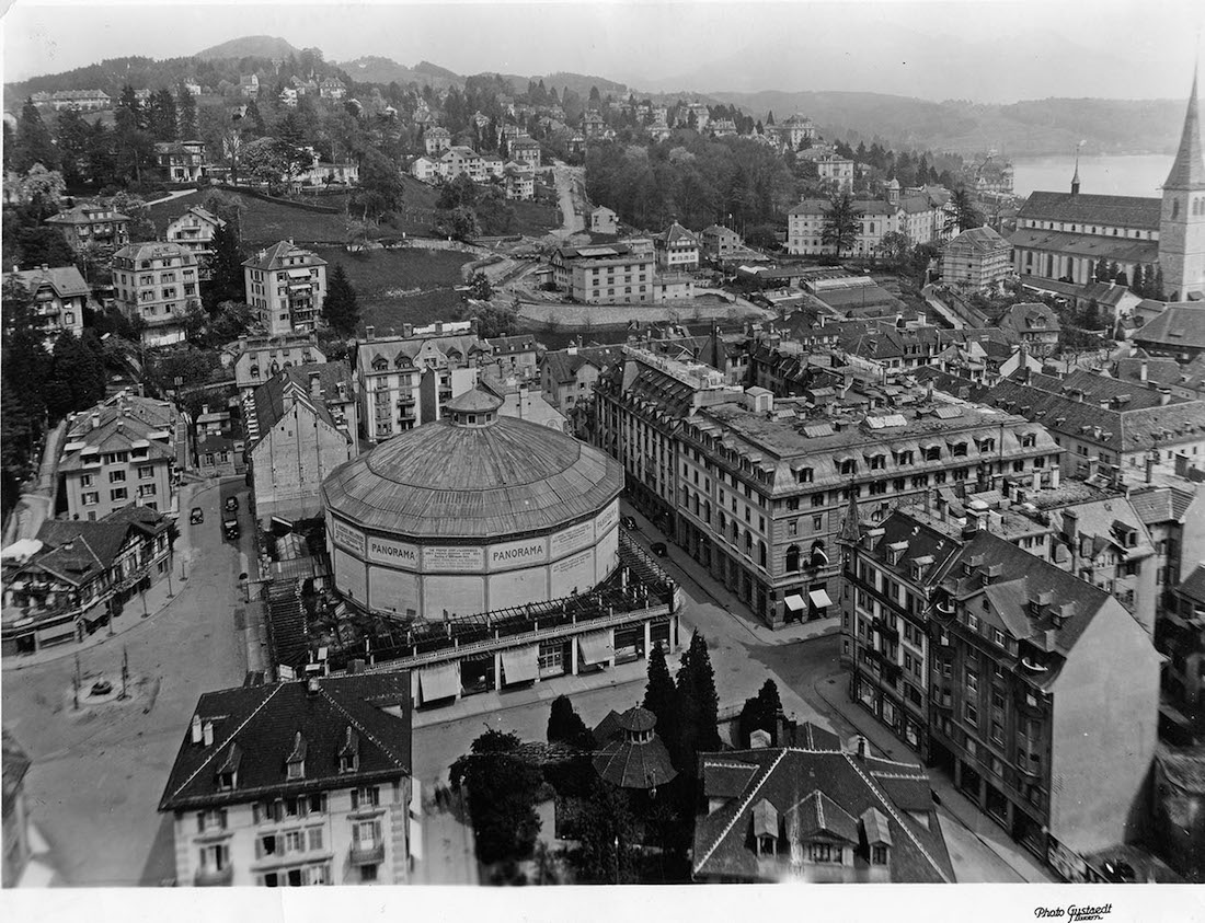 Bourbaki-Panorama mit Ladengalerie, links davon ist Samuel Stauffers Haus erkennbar, nach 1906.