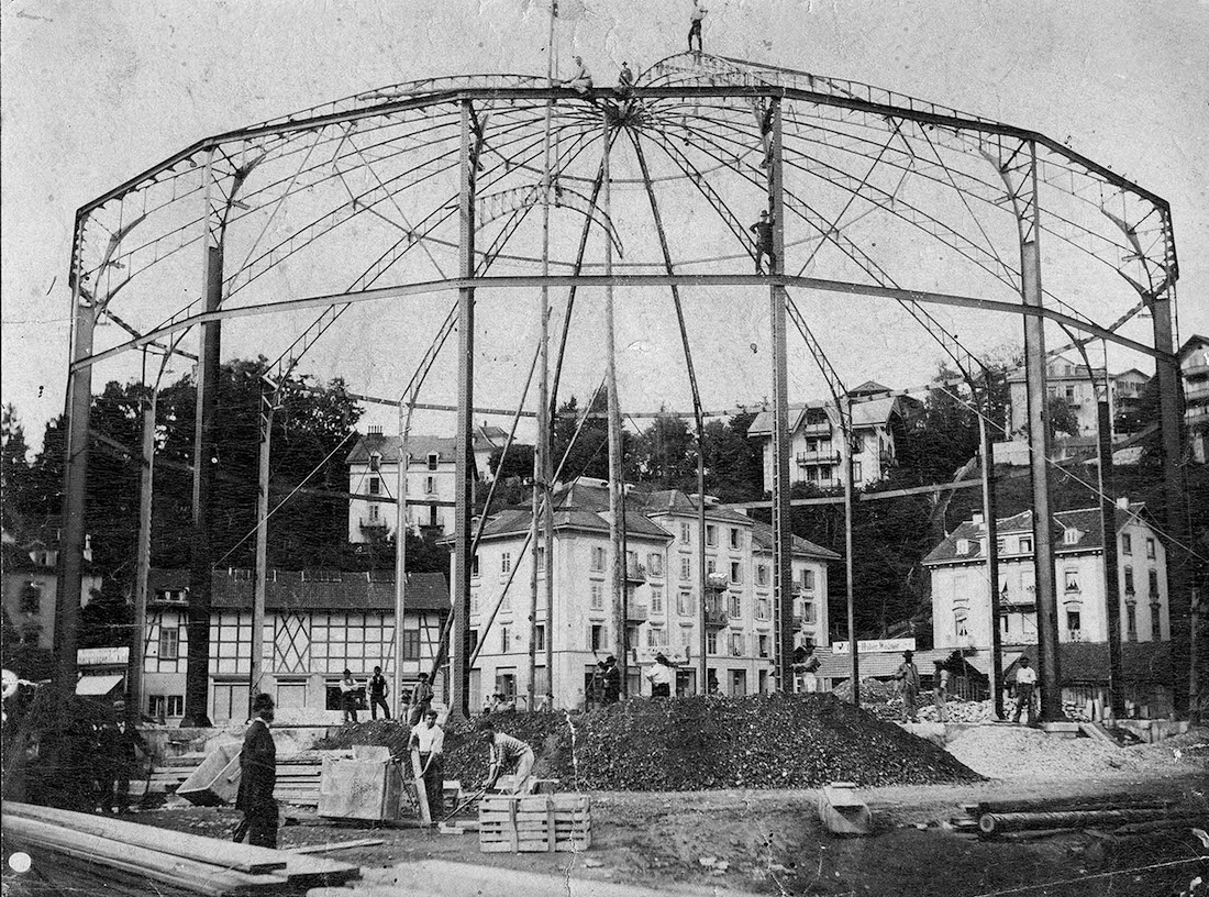 Das filigrane Stahlgerüst des Bourbaki-Panoramas, 1889. Der Fachwerkbau im Hintergrund links ist Samuel Stauffers Museum.