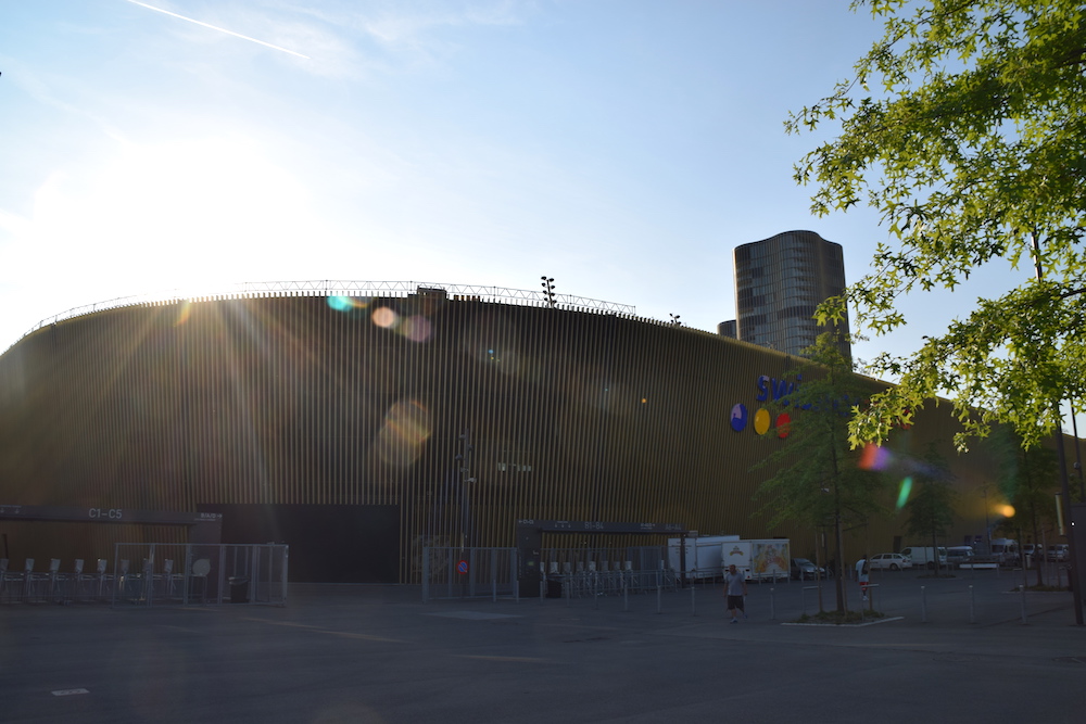 Die Sonne über der Swissporarena soll künftig Strom für etwa zweihundert Haushalte produzieren.