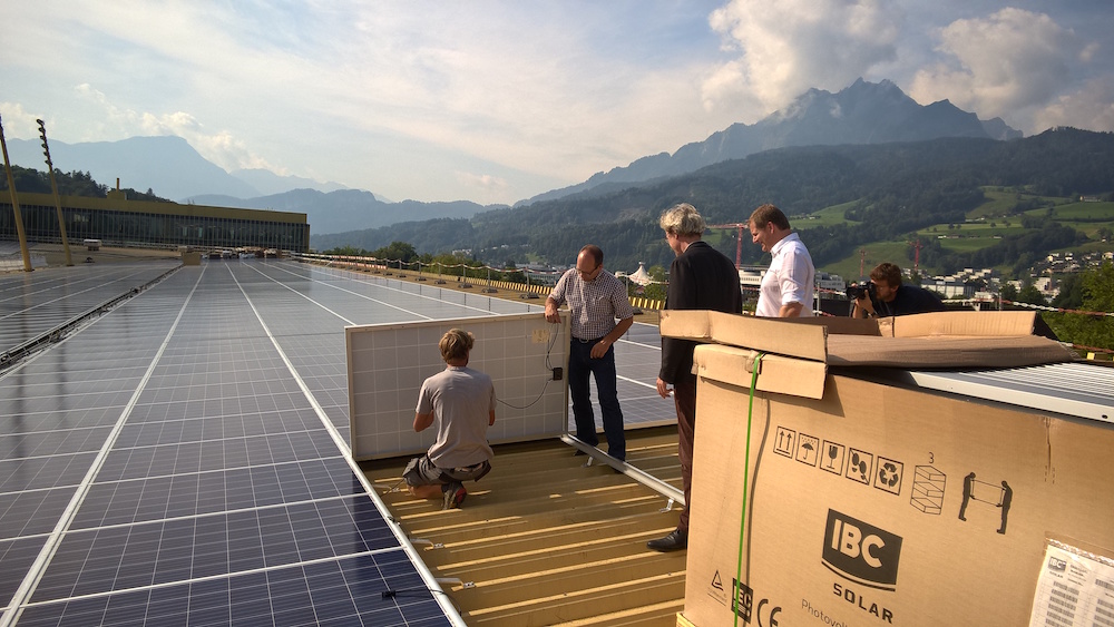 Der Luzerner Stadtrat Adrian Borgula lässt sich den Einbau der Solarpanels erklären.