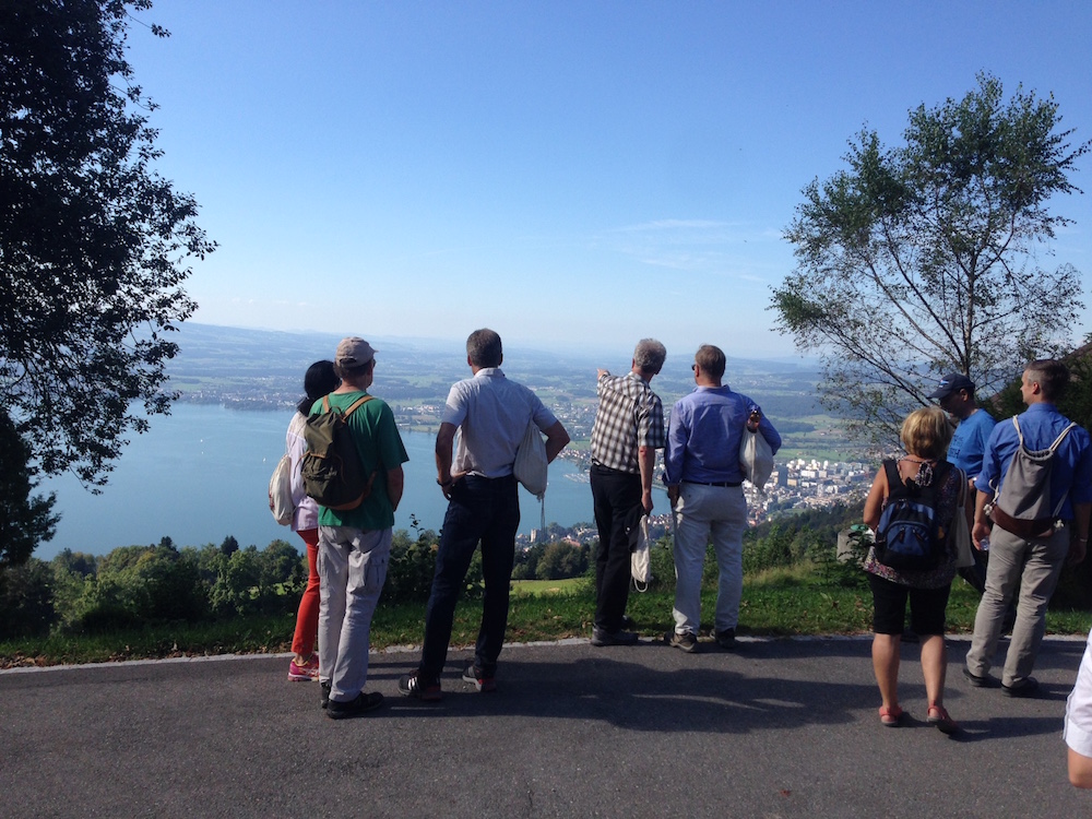 Die Aussicht auf Zug begeistert. Hier der Parktower, da die Siemens. Und dieser See! (Bild: wia)