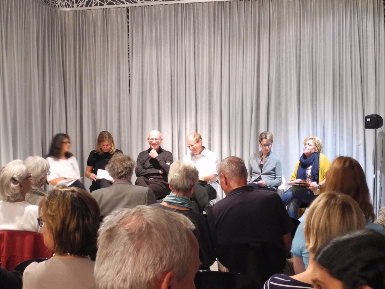 An der Podiumsdiskussion im Kunsthaus waren v.l.n.r.: Sandra Winiger, Leiterin Kunstvermittlung; Anne Caroline Skretteberg, Let's talk; Carl Utiger, GGZ@work; Matthias Haldemann, Kunsthaus Zug; Gerda Schwindt, Glencore; Anna Paganini, Migrationsfachfrau. (Bild: zentralplus/aze)