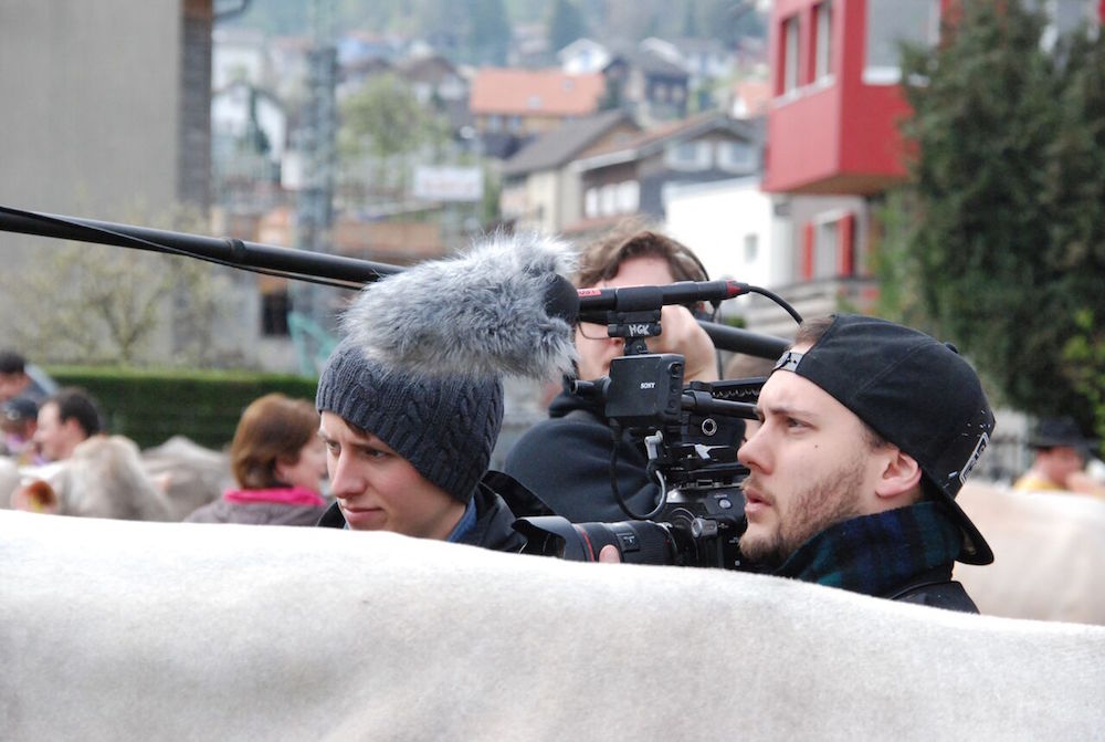 Die zwei Filmemacher Vasco Estermann (rechts) und Mauro Schweizer beim Dreh zum Film «Miss Attinghausen» (Bild: zVg).