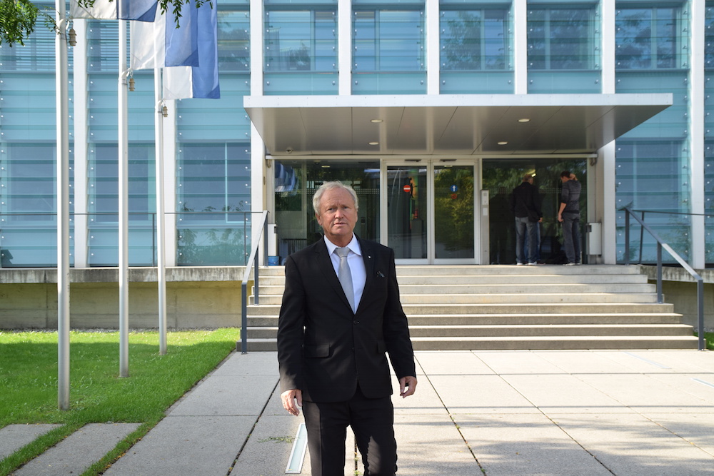 Regierungsrat Paul Winiker vor dem Eingang zum Polizei-Hauptgebäude an der Kasimir-Pfyffer-Strasse in Luzern.