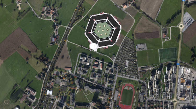 Im Norden des Zuger Herti-Quartiers neben den Familiengärten ist das vorübergehend grösste Sportstadion der Schweiz geplant. (Bild: Montage zentralplus)