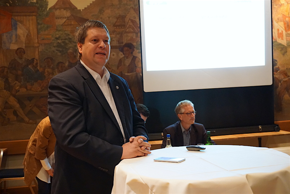 Parteipräsident Peter With (im Vordergrund) argumentierte für eine Kandidatur, Marcel Lingg (hinten sitzend) kämpfte dagegen. (Bild: jal)