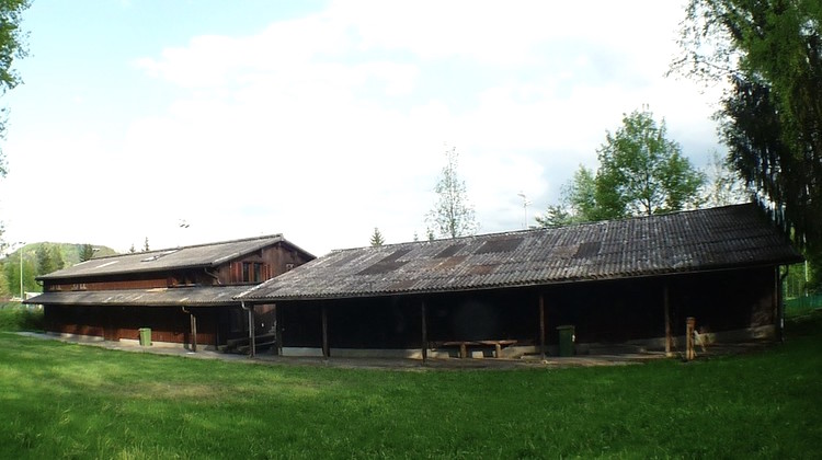 So sah die alte Baracke aus (Gebäude rechts). Das Gebäude links dient der Pfadi nach wie vor als Lagerhaus.