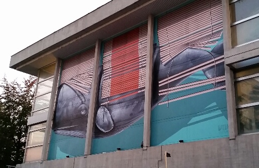 Wandbild an der Neubad-Fassade, gemalt vom Streetart-Duo Nevercrew aus Lugano.