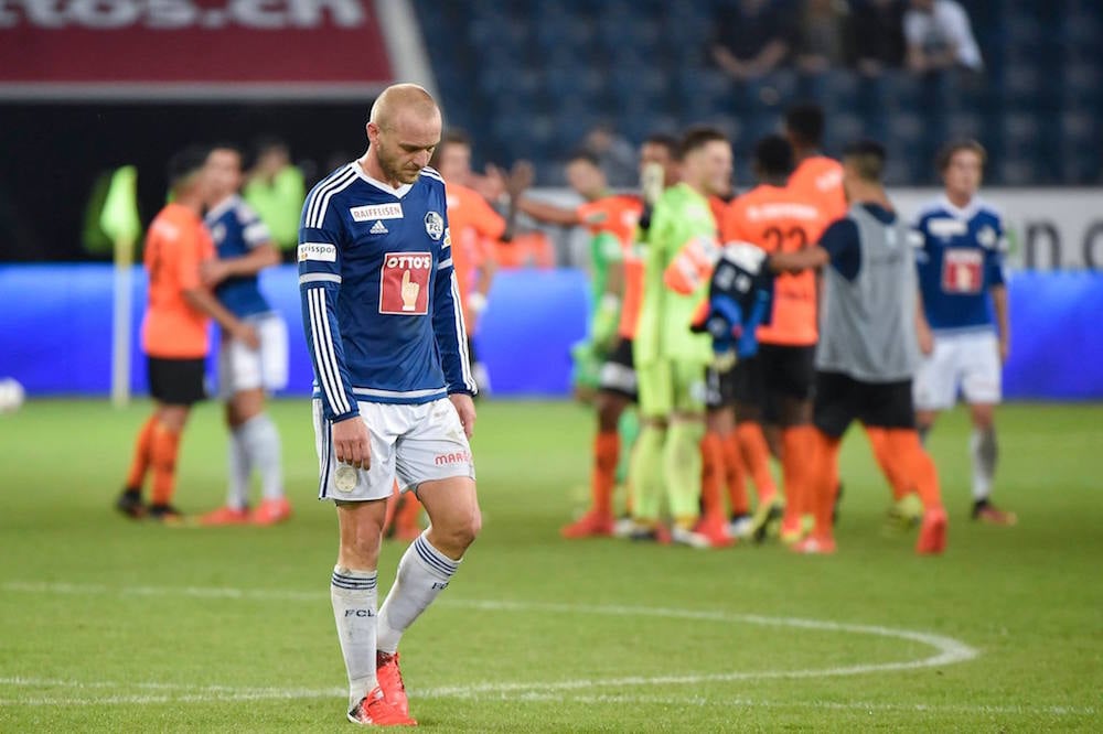 Die 1:3-Niederlage war eine herbe Enttäuschung. Schneuwly schleicht enttäuscht vom Spielfeld.