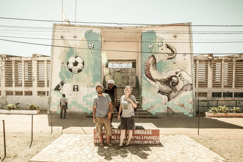 Marco Schmid (links) und Veronika Bürgi  vor ihrem Werk «Queen Kong & Nelson», entstanden in Pemba, Mosambique