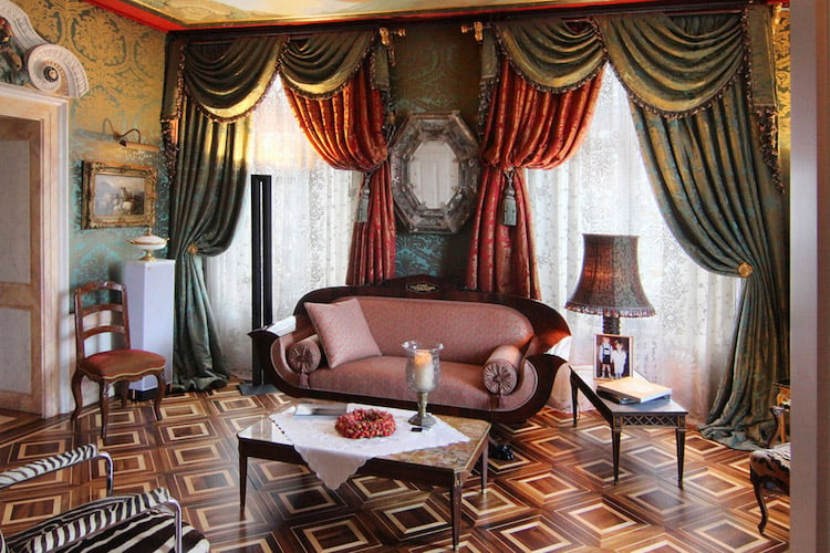 Blick in den Salon. Mittig das russische Empire-Sofa mit eingearbeitetem Gold- und Silberstaub.