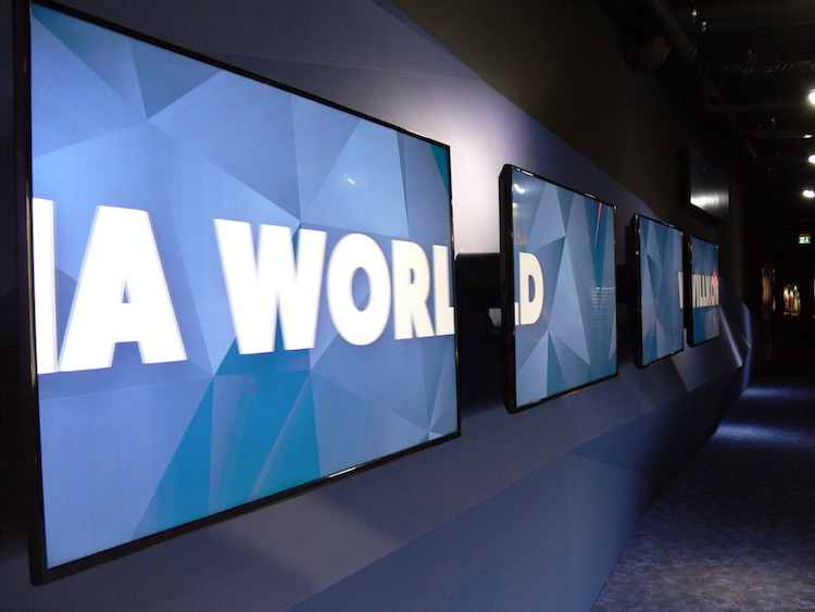 Fünf Bildschirme begrüssen die Besucher der Media World.