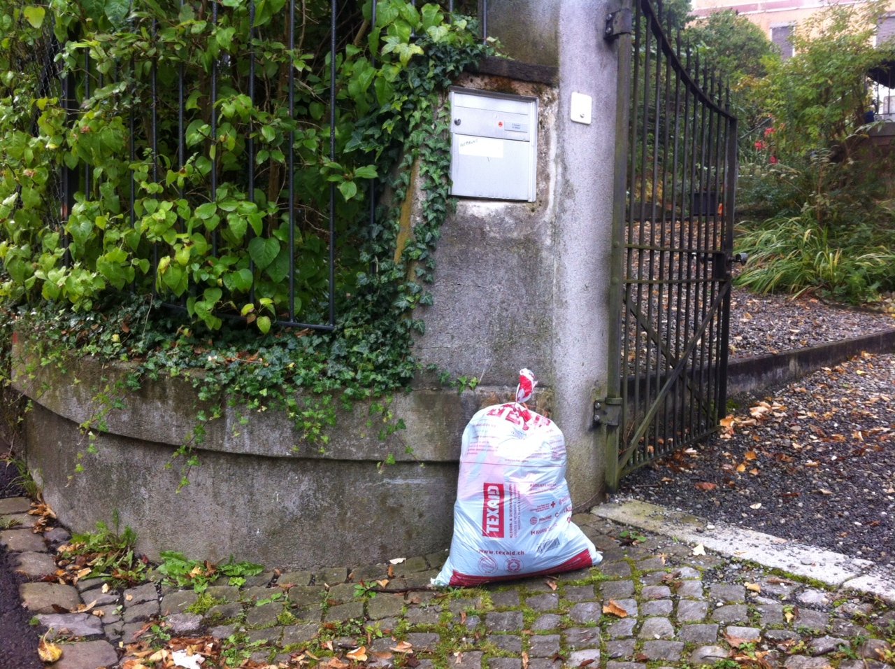 Abends raus und morgens weg: Der Kleidersack wird vom Pöstler geholt.  (Bild: web)