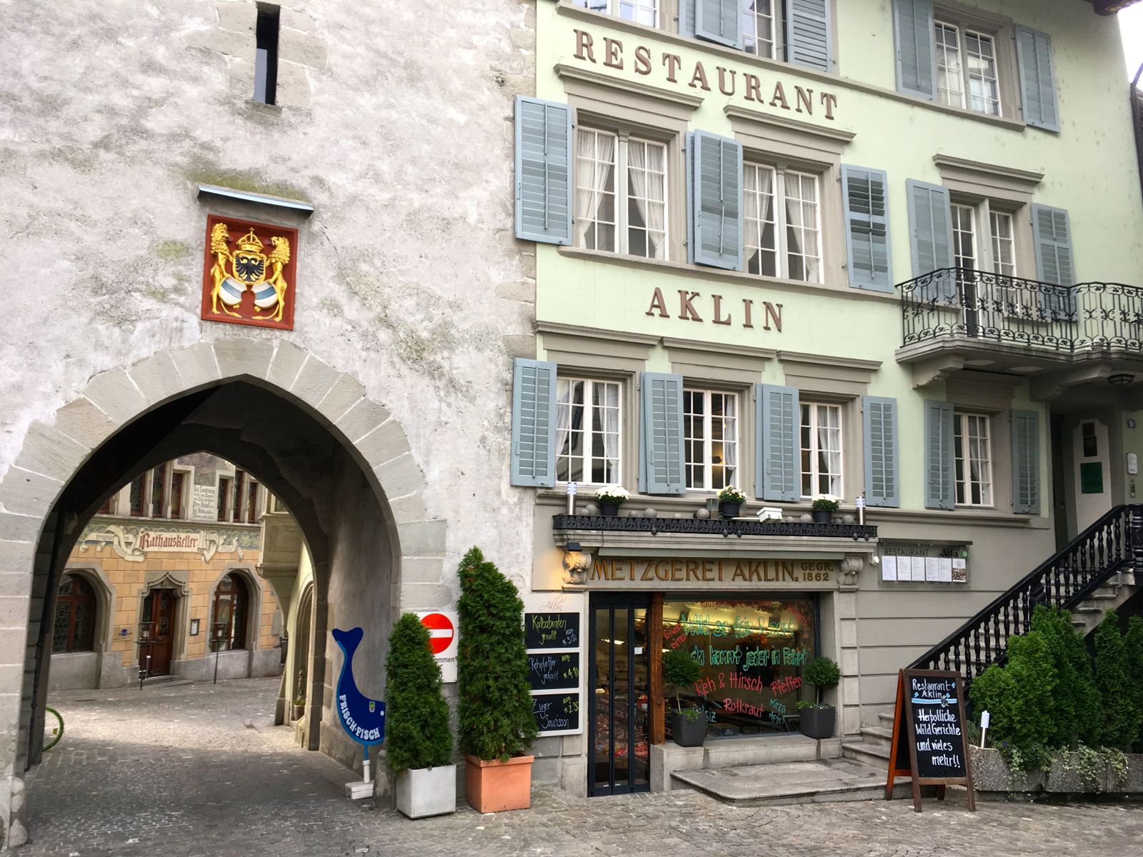 Das «Aklin» neben dem historischen Zytturm. Hinten sieht man den «Rathauskeller», der erstmals nicht mehr im Gourmetguide erwähnt ist.