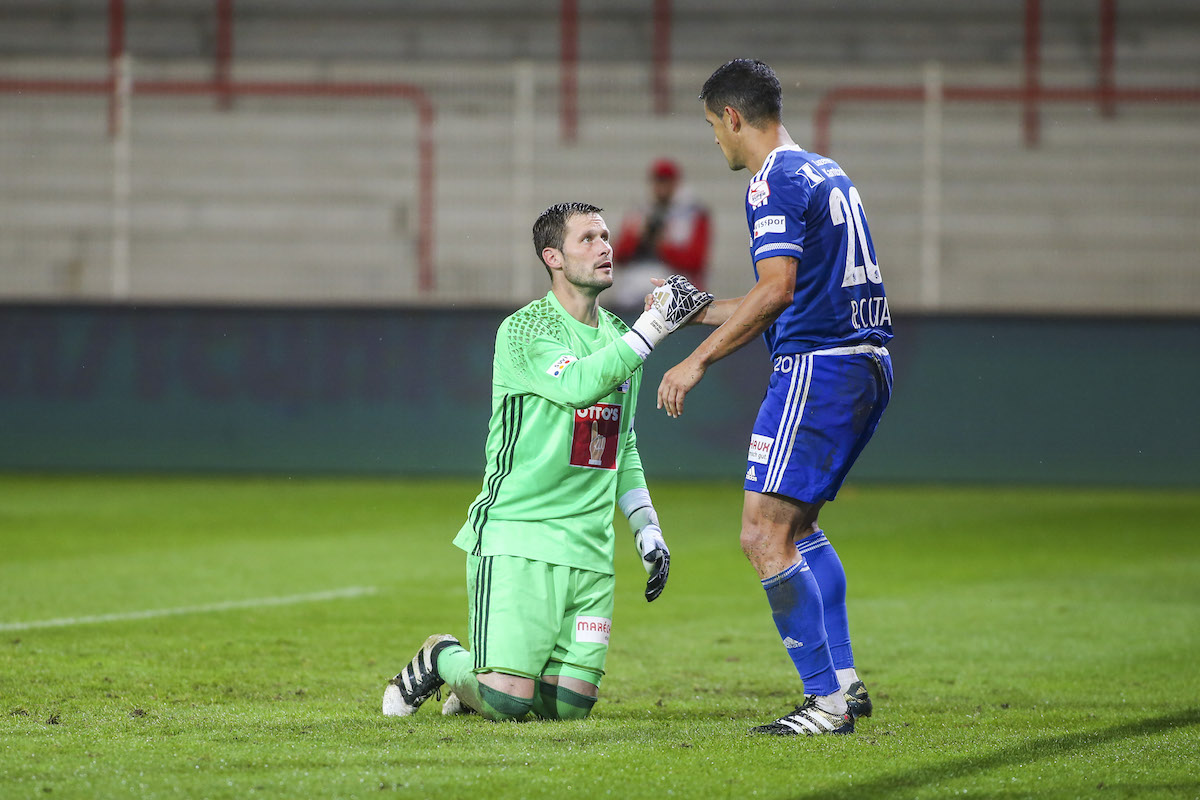 FCL-Goalie David Zibung und neo-Verteidiger Ricardo Costa harmonieren noch nicht perfekt (Bild: Fotostand / Bansemer).