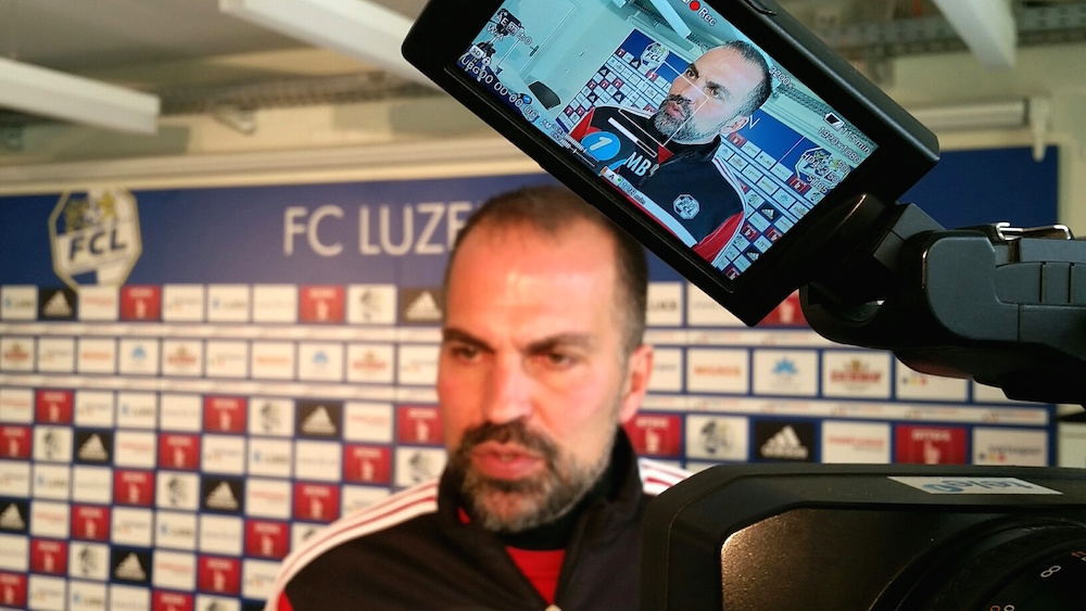 Markus Babbel gibt den Medien diesen Freitag vor dem Spiel gegen den FC Basel Auskunft (Bild: Luca Wolf).