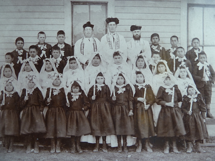 Martin Marty mit zwei Priestern und indianischen Erstkommunikanten an der Immaculate Conception Indian School, Stephan, Crow Creek Reservat, Süddakota, ca. 1888. (Quelle: Privatarchiv Manuel Menrath)