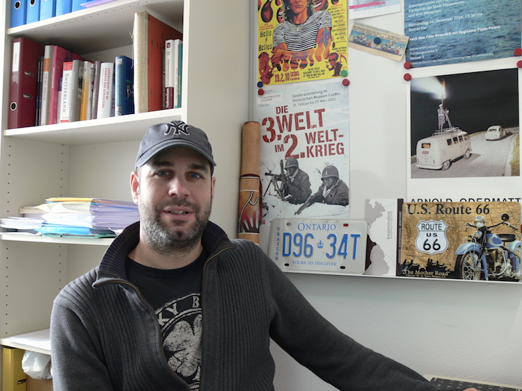 Der Luzerner Historiker Manuel Menrath in seinem Büro an der Universität Luzern. (Foto: pbu)