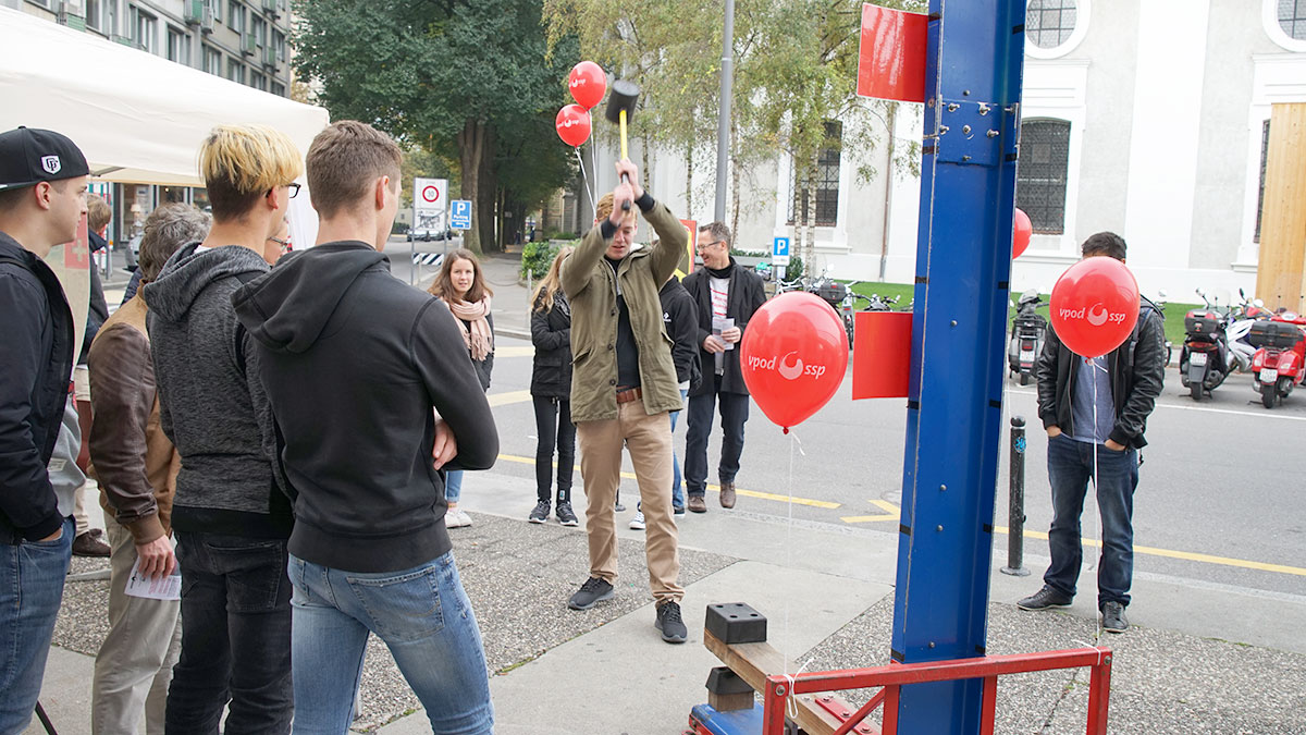 Mit einem Hau den Lukas machen Schüler ihrem Ärger Luft.  (Bild: rmu)