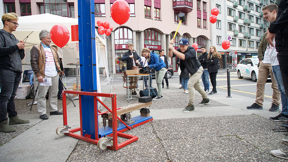 Feste draufhauen: Wer auf die Maschine haut, kriegt ein T-Shirt.  (Bild: rmu)