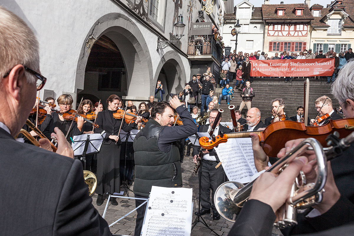 Fast wie an der Fasnacht: Am Samstag um 11 Uhr versammelte sich das LSO bei der Rathaustreppe zum Protestkonzert.  (Bild: Thomas Plain)