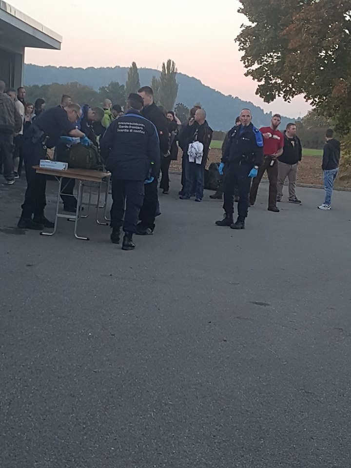 Polizei-Durchsuchungen vor der Konzerthalle.