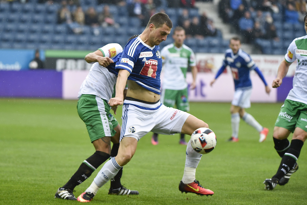 Der ex-FCL-Spieler Alain Wiss ging vergangenen Sonntag beim Spiel gegen den FC St. Gallen Tomi Juric im Zweikampf an die Wäsche (Bild: Meienberger-photo.ch).