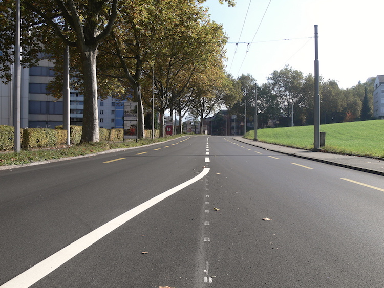 Frisch gestrichen: Die Strassenmarkierungen sind lediglich ein paar Tage alt.