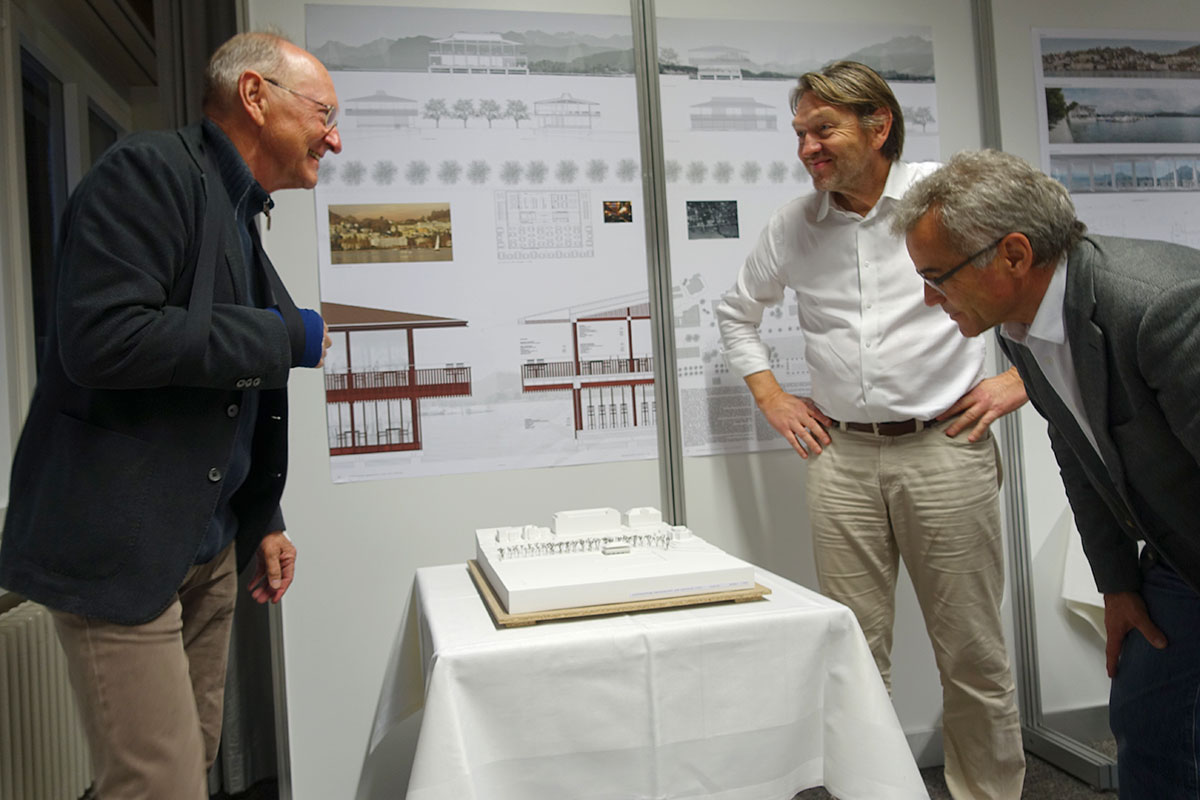 Nehmen das Modell genau unter die Lupe: Bauherr Peter Eltschinger (links), Juryvorsitzender Marc Syfrig (Mitte) und Andreas Binkert, Vizepräsident des Yachtclubs.  (Bild: jwy)