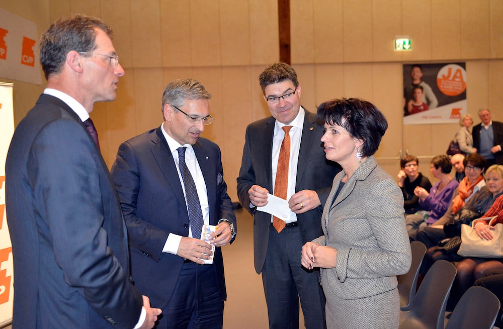 CVP-Grössen an einem Parteianlass unter sich. Von links: Regierungsrat Reto Wyss, Regierungsrat Guido Graf, Parteipräsident Pirmin Jung und CVP-Bundesrätin Doris Leuthard.