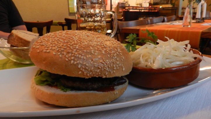 Der Magdi-Burger an hausgemachter BBQ-Sauce mit Whiskey, dazu Krautsalat.