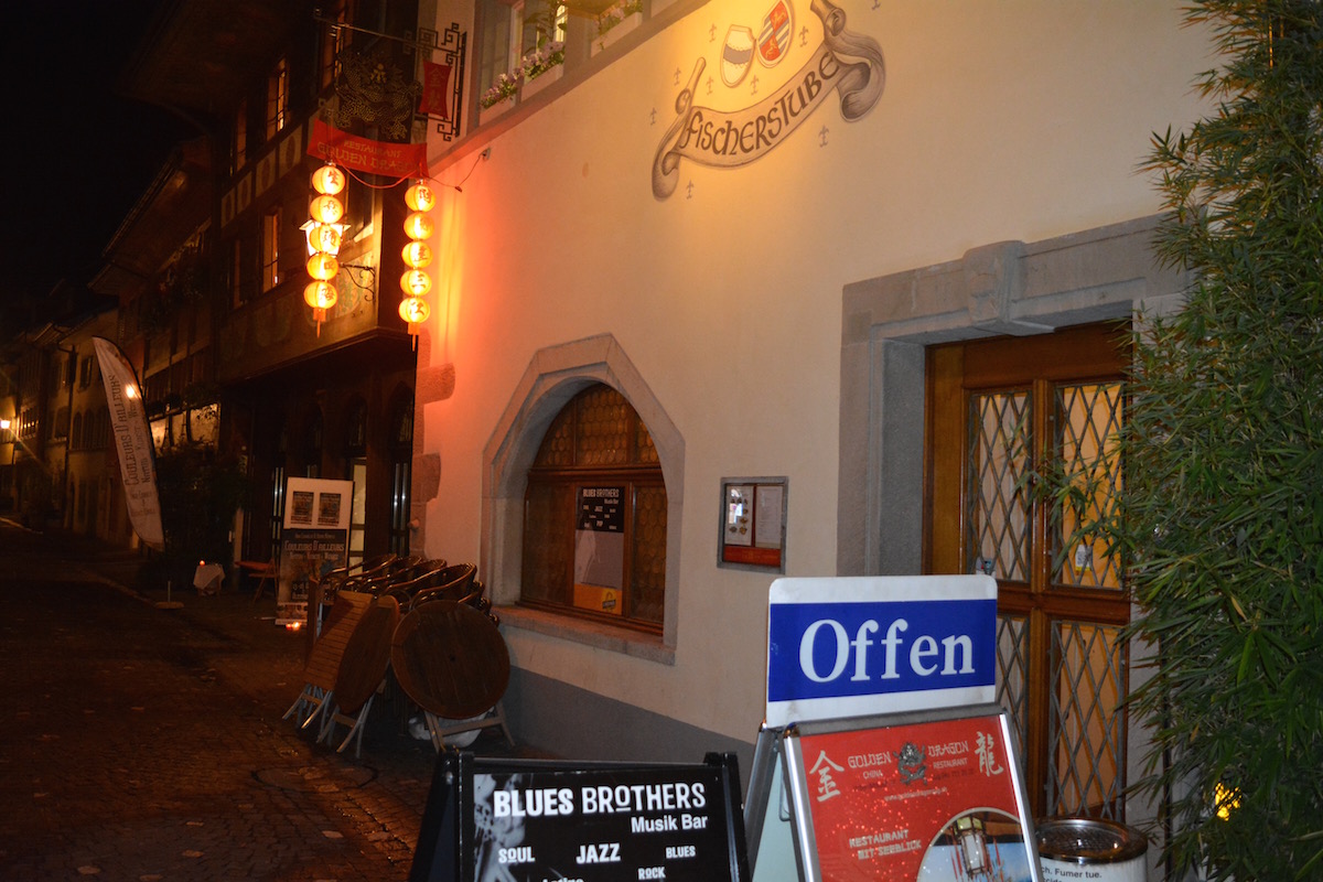 Noch prangt da ein Offen-Schild vor der «Blues Brothers Bar» in der Unteraltstadt. Ab Januar 2017 bleibt die Bar geschlossen.