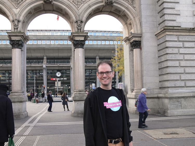 Christian Plaschy vor dem Bahnhof Luzern. Auf seiner Brust trägt er das Logo seines Social Music Networks «Plaschy Music». (Bild: pbu)