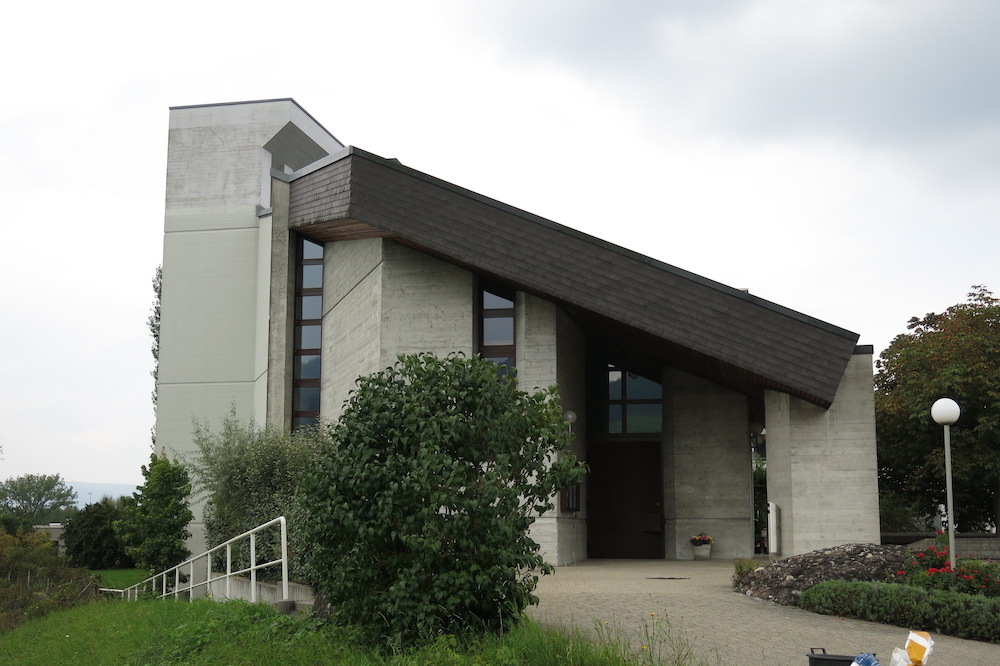 Die Reformierte Kirche in Rotkreuz, erbaut 1969-71 von Benedikt Huber, wurde neu ins Inventar der schützenswerten Denkmäler aufgenommen. Der Bau steht für den damals zeittypischen «Brutalismus», einem Architekturstil der Moderne.