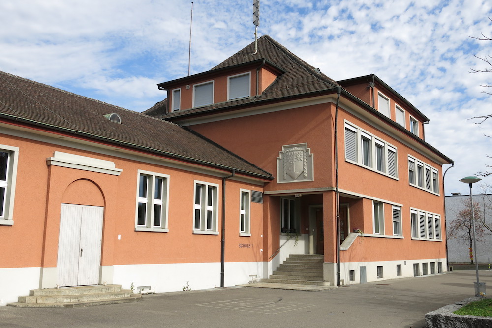 Das rote Schulhaus in der Waldeten Rotkreuz des Architekten und renommierten Schulhausbauers Emil Weber ist typisch für die 1930er Jahre und gut erhalten. Es orientiert sich sowohl an der Moderne, wie auch an einem nationalkonservativen Heimatstil.