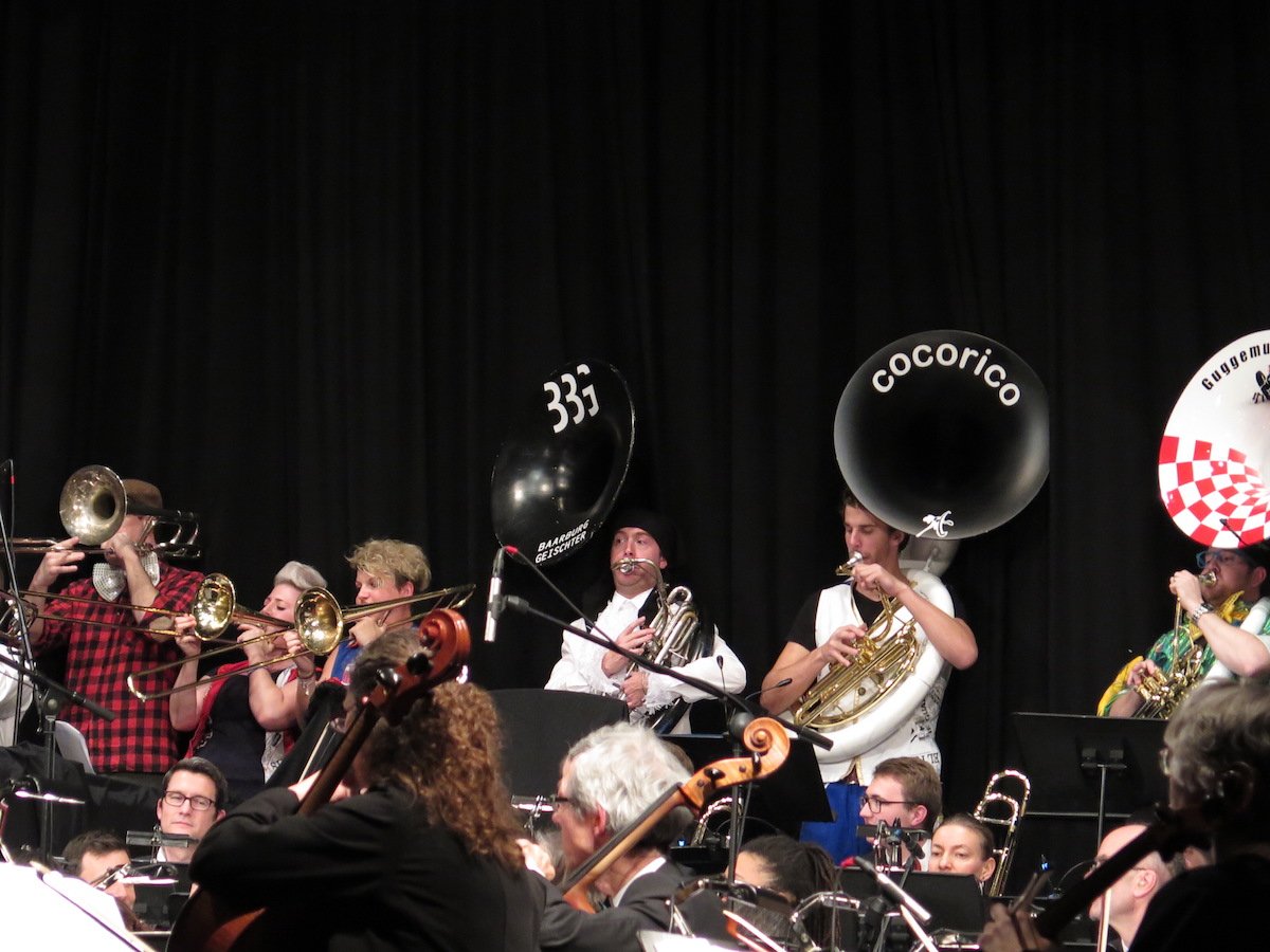 Die Sousaphonisten versuchen, das Symphonieorchester zu übertönen – Premiere des Experiments «Dräcksou» in Hünenberg.