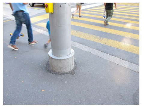 Der Mast mitten im Wartebereich bei der Pilatusstrasse wird bemängelt.   (Bild: Umverkehr)