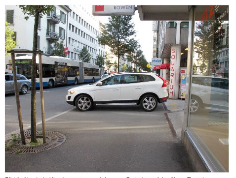 Parkplatzzufahrt übers Trottoir bei der Hirschmattstrasse.   (Bild: Umverkehr)