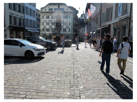 Weinmarkt: Autos auf einem «theoretisch schönen Altstadtplatz», besagt die Studie.   (Bild: Umverkehr)