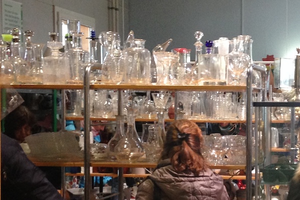 Man hat die Qual der Wahl: Eine Frau vor einem Regal voller Glasvasen. (Bild: zentralplus/bas)