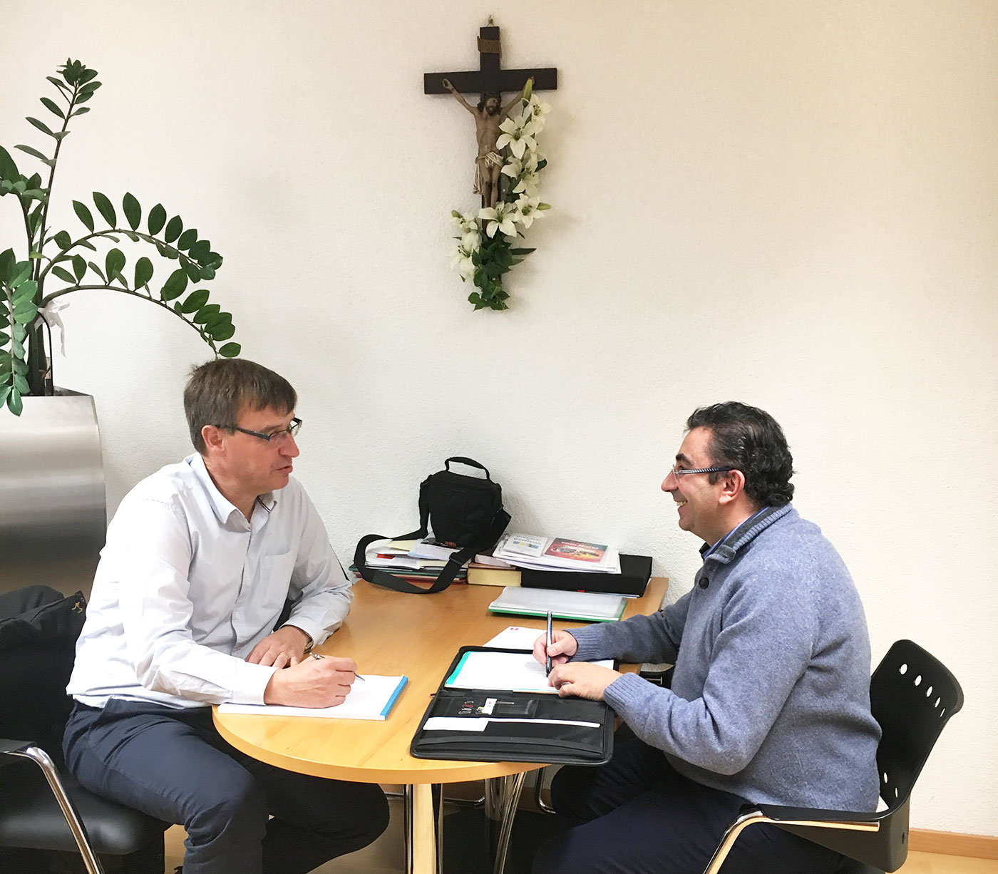 Migrantenseelsorger Hans-Peter Bucher mit Don Aloisio Manuel Araujo von der portugiesischen Mission.  (Bild: tmu)