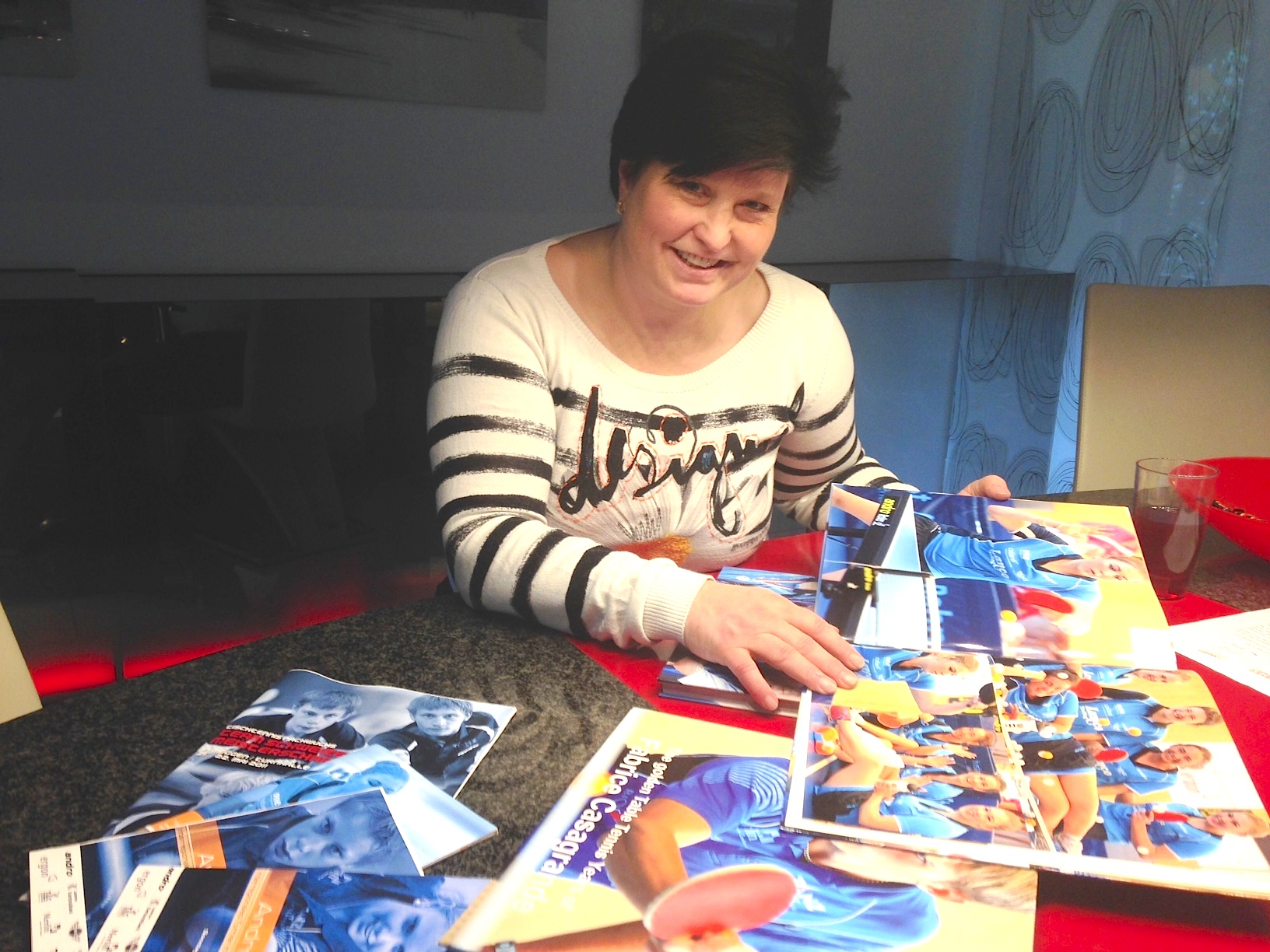 Karin Opprecht bei sich zuhause mit Fotobüchern voller Erinnerungen an das Vereinsleben. (Bild: zentralplus/bas)