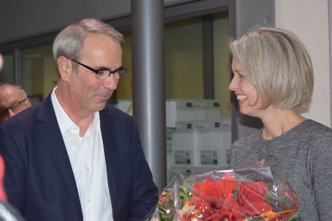 Stadtpräsident Beat Züsli (SP) gratuliert der neuen Stadträtin Franziska Bitzi Staub (CVP).