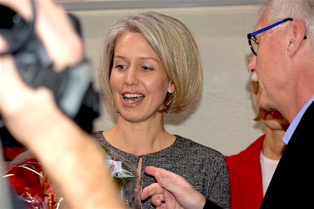 Zufriedene Siegerin: Die neue Stadträtin Franziska Bitzi Staub nimmt im Stadthaus Gratulationen entgegen.