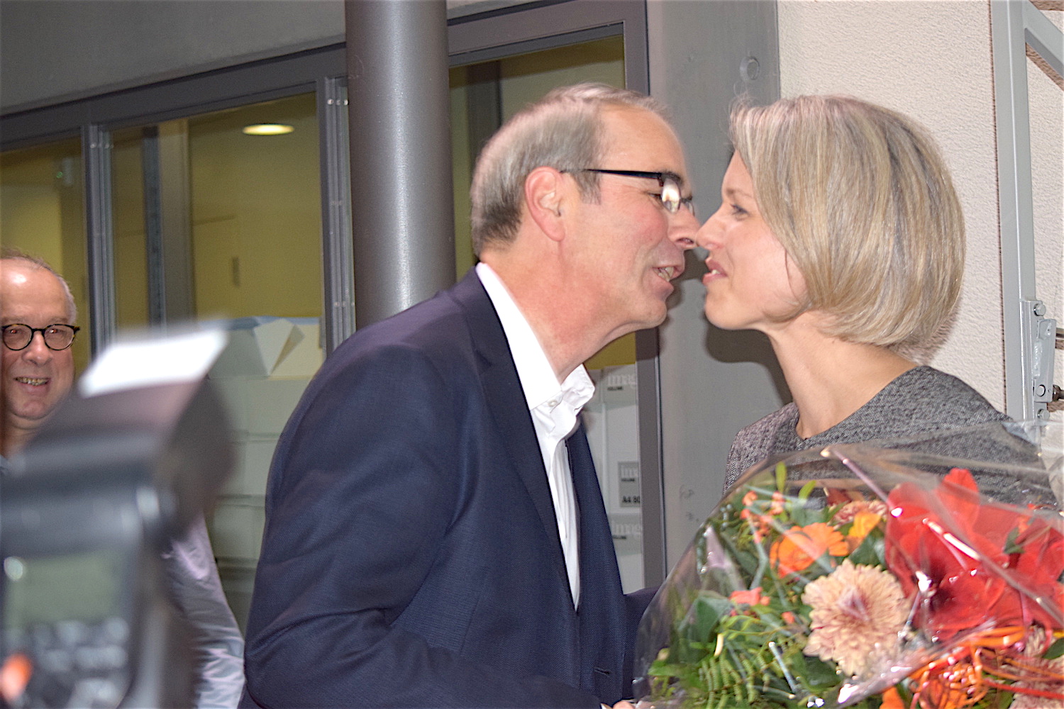 Es ist nicht so wie's aussieht! Stadtpräsident Beat Züsli gibt seiner neuen Stadtratskollegin Franziska Bitzi Staub bloss ein Gratulationsküsschen.
